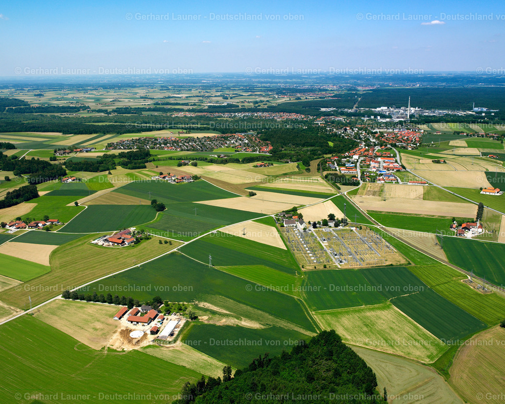 2600501 | REICHSTRAß 09.06.2006 Landwirtschaftliche Nutzflächen und Feldgrenzen  umsäumen das Siedlungsgebiet des Dorfes in Reichstraß im Bundesland Bayern, Deutschland // Agricultural land and field boundaries surround the settlement area of the village  in Reichstraß in the state Bavaria, Germany Foto: Gerhard Launer
