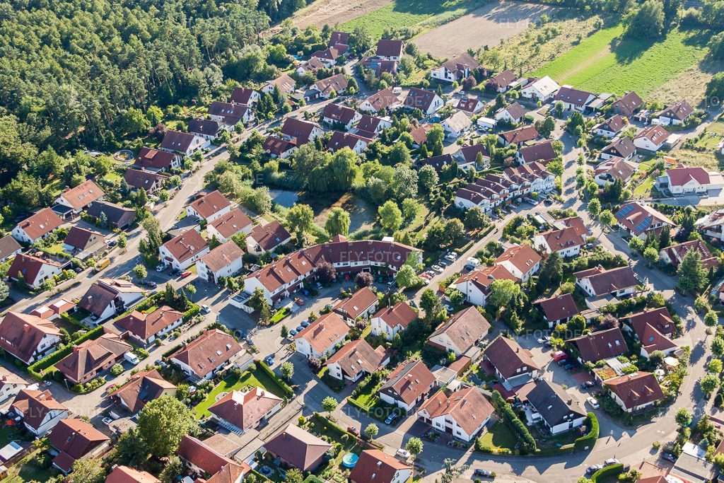 Luftbild: Luxus- Villen im Wohngebiet einer Einfamilienhaus- Siedlung an den Tongruben in Rheinzabern im Bundesland Rheinland-Pfalz in Deutschland. Foto: IMG_30795.jpg vom 31.07.2010 durch Werner Riehm/FLY-FOTO.de
