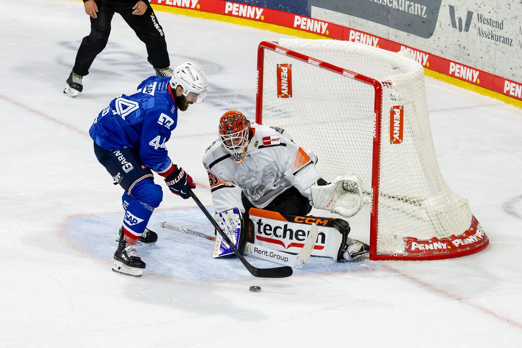 DEL, Deutsche Eishockey Liga Saison 2025/26, 6. Spieltag: Adler Mannheim gegen Löwen Frankfurt***Bild: Gute Chance für Anthony Greco (44, Mannheim) | DEL, Deutsche Eishockey Liga Saison 2025/26, 6. Spieltag: Adler Mannheim gegen Löwen Frankfurt***Bild: Gute Chance für Anthony Greco (44, Mannheim) - Realisiert mit Pictrs.com
