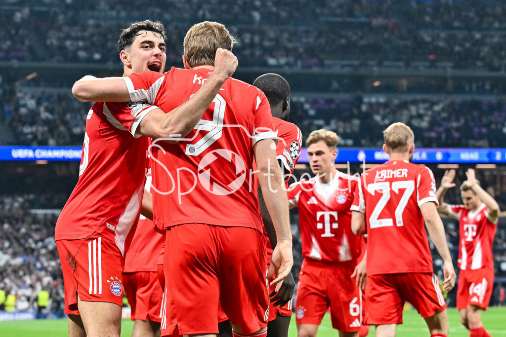 Real Madrid - FC Bayern München | MADRID, SPAIN - 07. APRIL: Bayern Munich celebrating the goal to makes 0-2 by Harry KANE (FC Bayern Munich 9) / Tor / Torschuetze / Freude / Happy during the UEFA Champions League match between Real Madrid vs. FC Bayern Munich on Quarterfinal first leg at Estadio Santiago Bernabeu