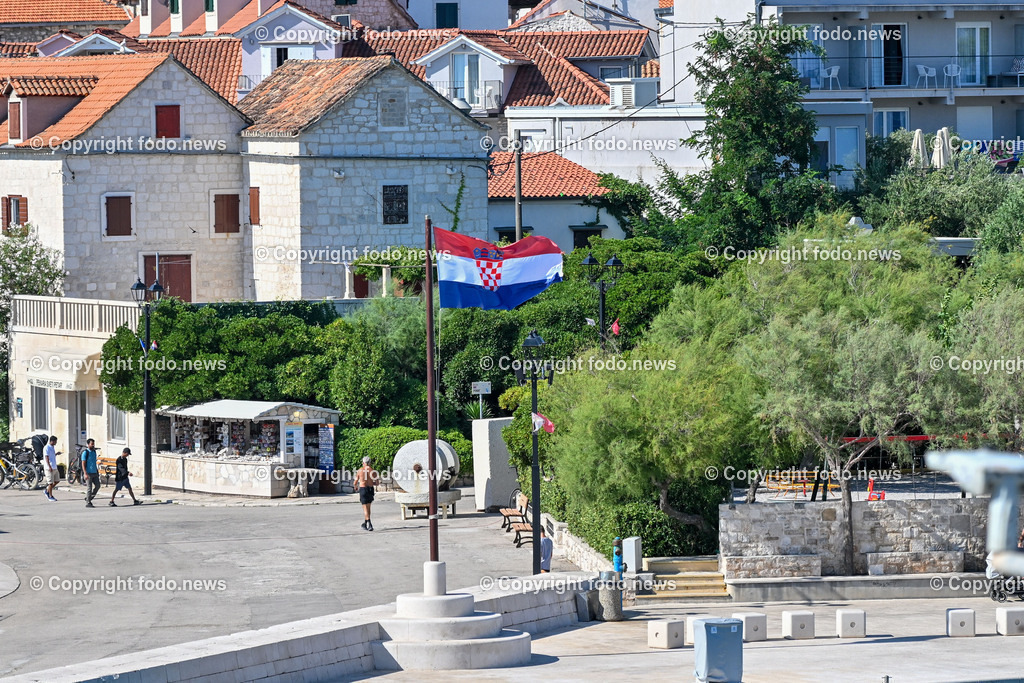 Kroatien_ Brac_ Insel in Dalmatien_ Supetar_ 21.07.2025-6 | 21.07.2025, Kroatien, HRV, Brac, Insel in Dalmatien, Supetar im Bild Themenbild, Supetar, Stadt in der Gespanschaft Split-Dalmatien auf der Insel Brac, Fahne, Kroatische Flagge, Feature, Symbolbild