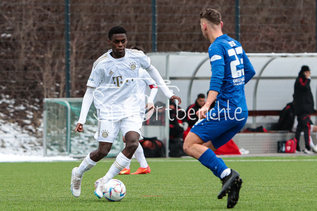 FC Bayern Amateure - Bahlinger SC | ASEKO NKILI (FCB #45) im Duell mit Laurin TOST (BSC #23)