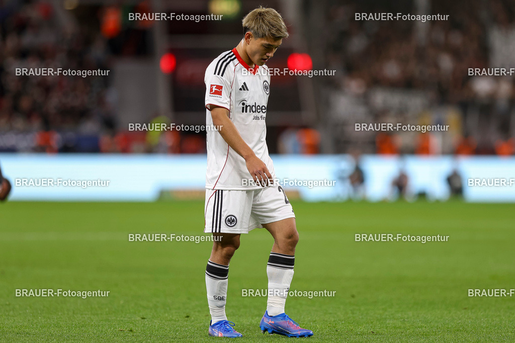 Bayer 04 Leverkusen vs Eintracht Frankfurt - Bundesliga  | Leverkusen, Deutschland, 12.09.25:   Ritsu Doan (Eintracht Frankfurt) schaut zum Bodenwaehrend des Spiels der Bundesliga zwischen  Bayer 04 Leverkusen vs Eintracht Frankfurt in der BayArena(Foto von Brauer-Fotoagentur / Adrian Schlueter)