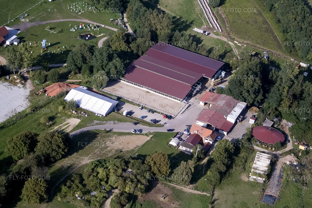 Aerial view: Riding stable in Mothern in the state Bas-Rhin, France. – Photo: IMG_8085.jpg taken on 09/15/2007 by Werner Riehm/FLY-FOTO.com – Resolution of the original: 3456 x 2304 px