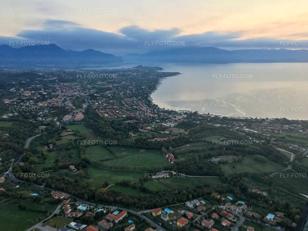 Aerial view: View of the town in Padenghe sul Garda in the state Brescia, Italy. – Photo: IMG-134973.jpg taken on 09/23/2022 by Werner Riehm/FLY-FOTO.com – Resolution of the original: 4032 x 3024 px
