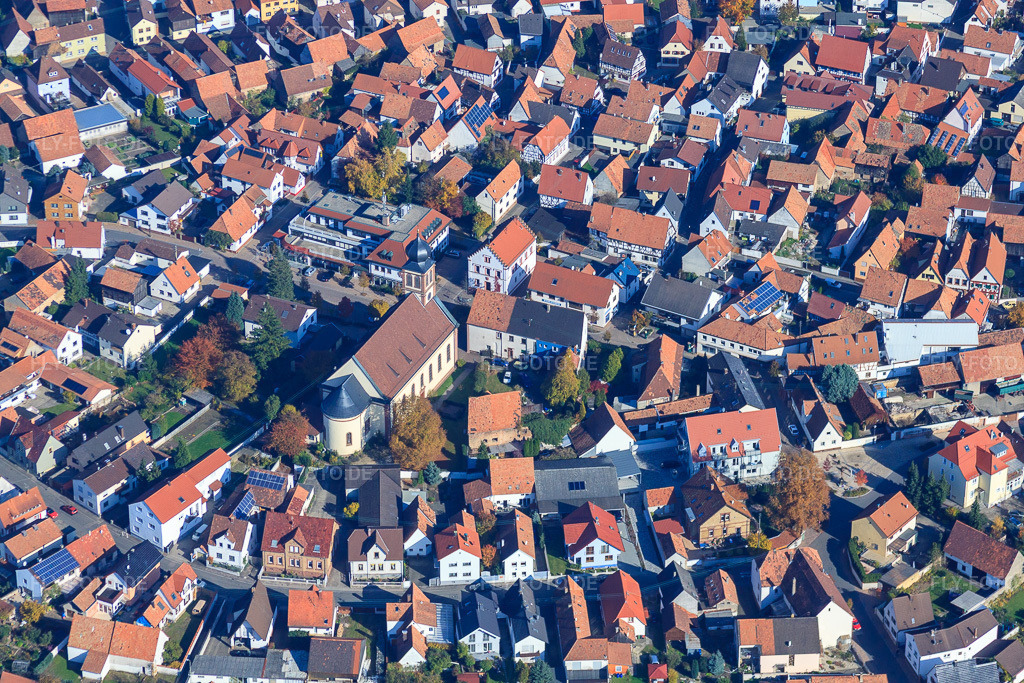 Luftbild: Kirche Hagenbach in Hagenbach im Bundesland Rheinland-Pfalz in Deutschland. Foto: IMG_35301.jpg vom 31.10.2010 durch Werner Riehm/FLY-FOTO.de