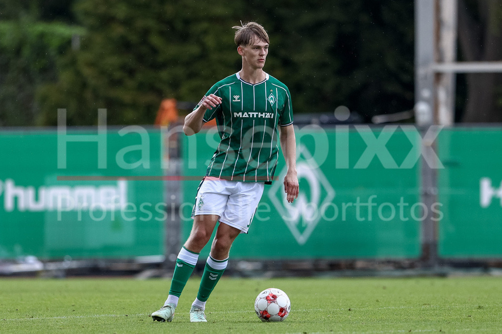 Fussball, Regionalliga Nord, SV Werder Bremen II - SC Weiche Flensburg | Mats Heitmann (SV Werder Bremen II, 3) am Ball, Freisteller, Einzelbild, Ganzkörper, Aktion, Action, Spielszene