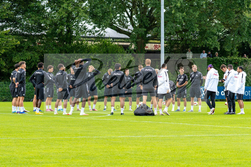 20260909_TRAOSN_0654 | Fußball, Herren: . Die Spieler vom VfL Osnabrück bilden einen Teamkreis beim Training des VfL Osnabrück am 09.09.2026 im Sportpark Illoshöhe in Osnabrück, Deutschland.(Foto von Nico Paetzel) - Realisiert mit Pictrs.com