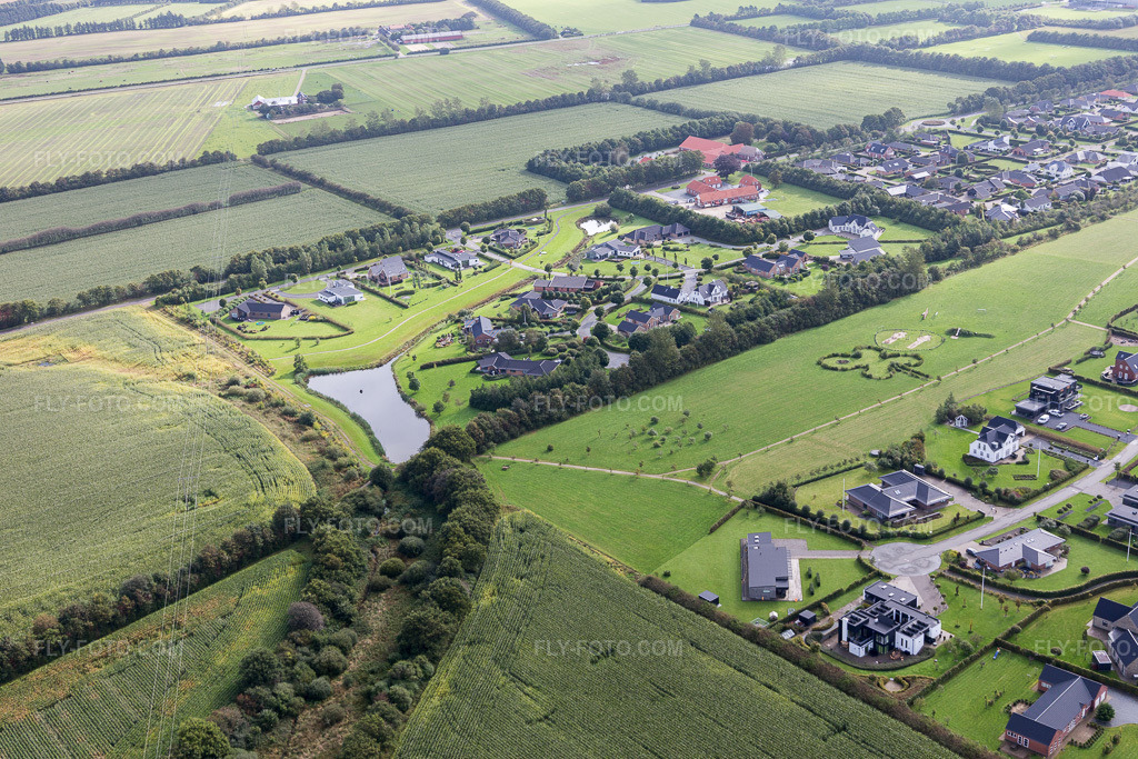 Aerial view: Luxury villas in a residential area of a single-family home development in Jutland in Varde in the state South Denmark, Denmark.Photo: IMG_103494.jpg taken on 09/16/2017 by Werner Riehm/FLY-FOTO.comResolution of the original: 5472 x 3648 px