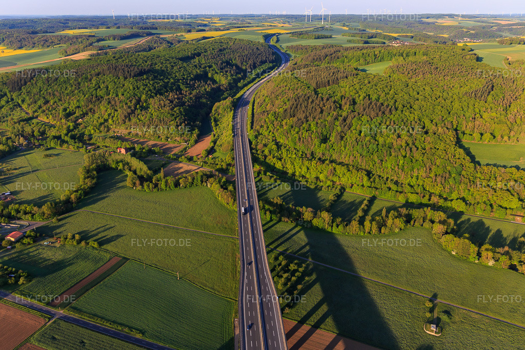Luftbild: Verlauf der Autobahn A81 nach Westen nach Querung des Taubertals im Ortsteil Distelhausen in Tauberbischofsheim im Bundesland Baden-Württemberg in Deutschland. Foto: IMG_146286.jpg vom 10.05.2025 durch Werner Riehm/FLY-FOTO.de