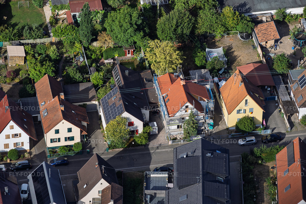 Luftbild: Baustelle zur Totalrenovierung eines EFH in der Waldstr in Kandel im Bundesland Rheinland-Pfalz in Deutschland. – Foto: IMG_158370.jpg vom 06.08.2026 durch Werner Riehm/FLY-FOTO.de – Auflösung des Originals: 5193 x 3462 px