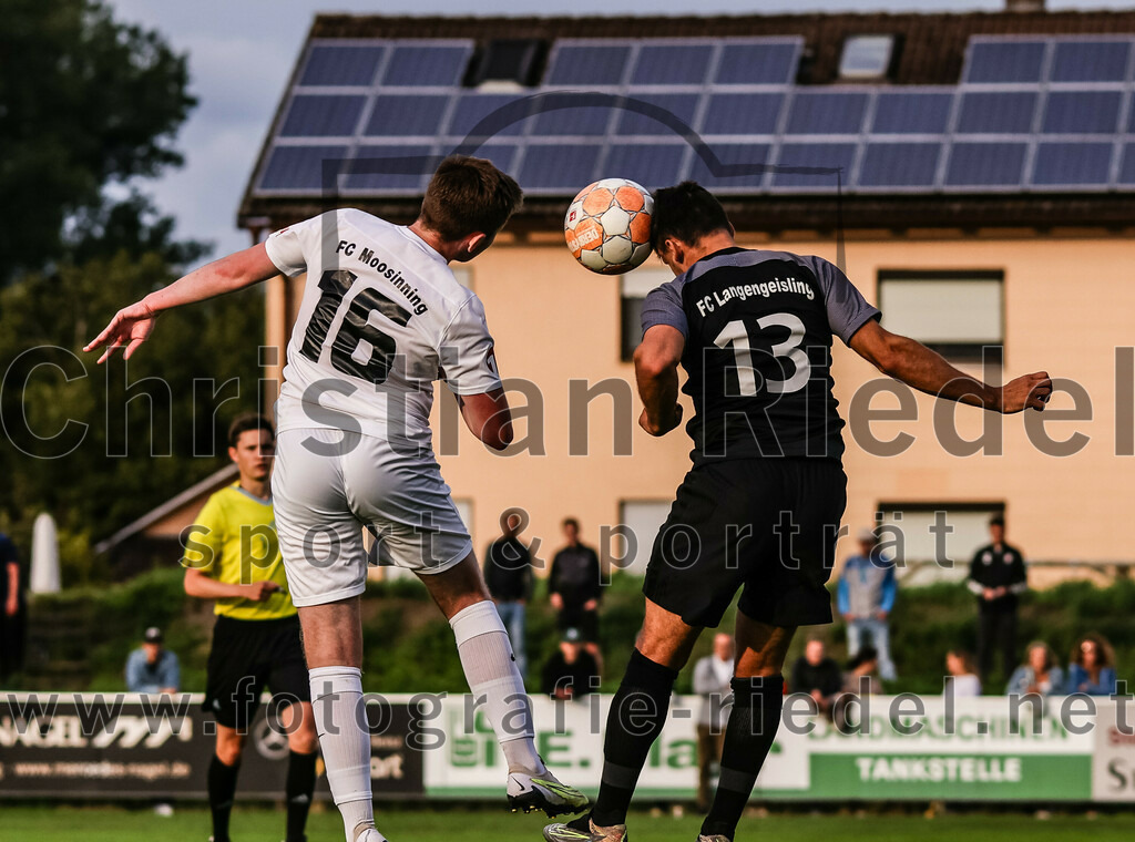 2023-08-08_094_FC_Moosinning_gegen_FC_Langengeisling | Moosinning, Deutschland, 08.08.2023:
Fußball, Bezirksliga Oberbayern Ost 2023 / 2024, 3. Spieltag, FC Moosinning gegen FC Langengeisling, Endergebnis: 0:4

Mats Behrens (FC Moosinning, #16), Maximilian Hintermaier (FC Langengeisling, #13)

Foto: Christian Riedel / fotografie-riedel.net