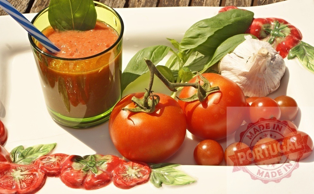 Gazpacho drink with fresh tomatoes and basil | Refreshing gazpacho cocktail presenting fresh ingredients like tomatoes, basil, and garlic - Realized with Pictrs.com