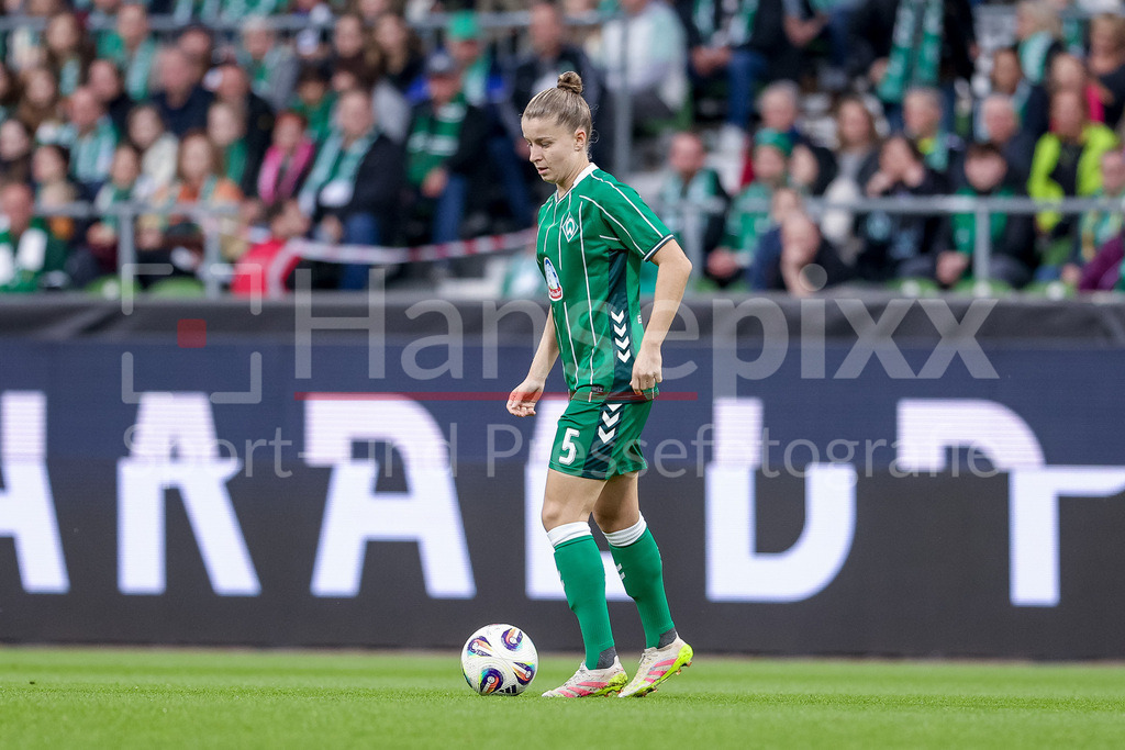 Fussball, Google Pixel Frauen-Bundesliga, SV Werder Bremen - Hamburger SV | Michelle Ulbrich (SV Werder Bremen, 5) am Ball, Freisteller, Einzelbild, Ganzkörper, Aktion, Action, Spielszene, DIE DFB-RICHTLINIEN UNTERSAGEN JEGLICHE NUTZUNG VON FOTOS ALS SEQUENZBILDER UND/ODER VIDEOÄHNLICHE FOTOSTRECKEN. DFB REGULATIONS PROHIBIT ANY USE OF PHOTOGRAPHS AS IMAGE SEQUENCES AND/OR QUASI-VIDEO.