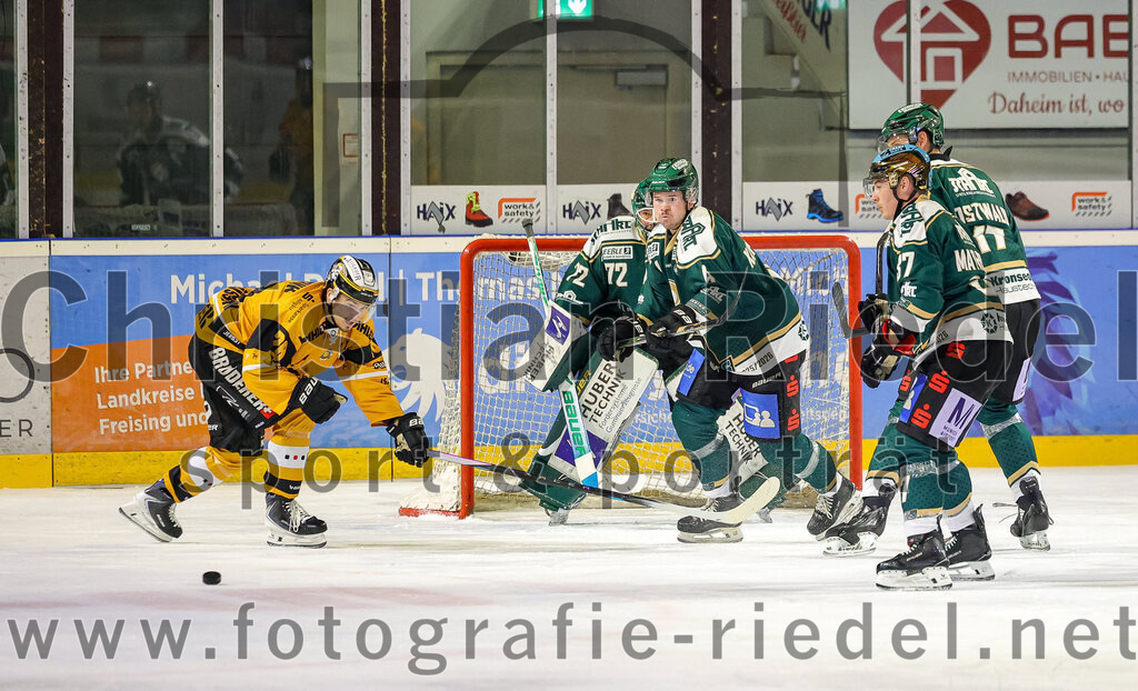 2025-11-02_131_TSV_Erding_gegen_EV_Fuessen | Erding, Deutschland, 02.11.2025:Eishockey, Oberliga Süd 2025 / 2026, 15. Spieltag, TSV Erding gegen EV Füssen, Endergebnis: 2:6Nicolas Jentsch (EV Füssen, #28), Torwart David Zabolotny (Erding Gladiators, #72), Jesse Kauhanen (Erding Gladiators, #4), Thomas Matheson (Erding Gladiators, #37), Elia Ostwald (Erding Gladiators, #17)Foto: Christian Riedel / fotografie-riedel.net