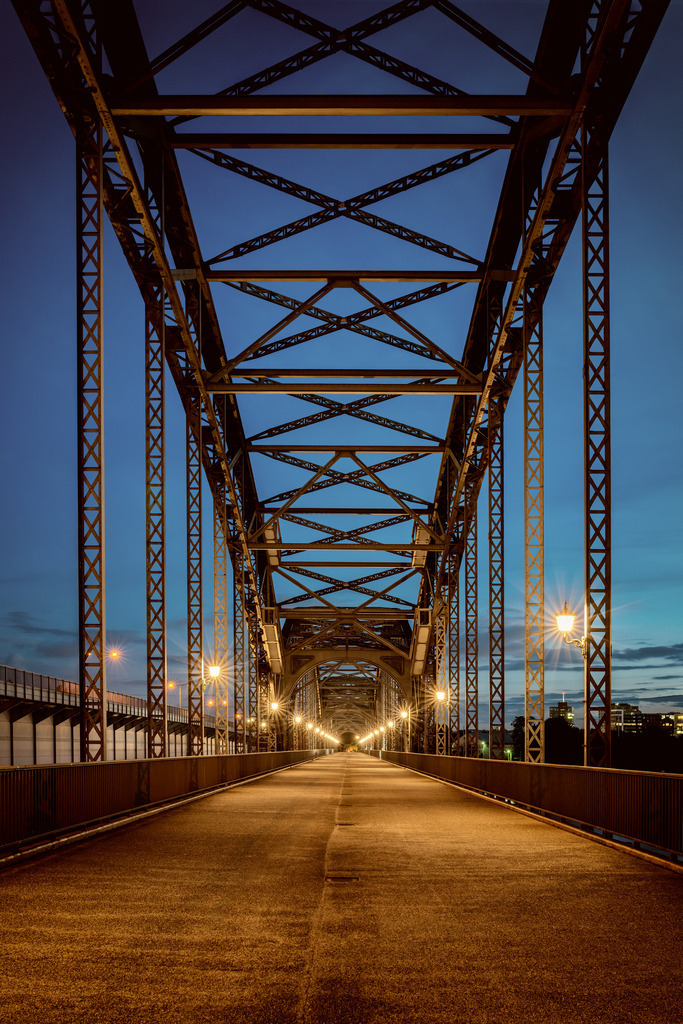 10260817 - Hamburg Wandbild - Alte Harburger Elbbrücke | Blick entlang der Alten Harburger Elbbrücke zur blauen Stunde.Erhältlich als hochwertiges Wandbild auf Leinwand, Acrylglas, Alu-Dibond, Poster oder als digitaler Download, einfach über "Bestellen" konfigurieren.