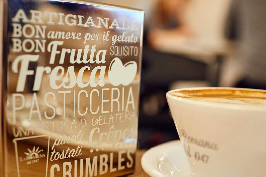 Gelateria la Romana | Wien, Austria - December 21, 2017: Gelateria la Romana; eine Tasse Cappuccino mit einem Serviettenhalter. - Realisiert mit Pictrs.com