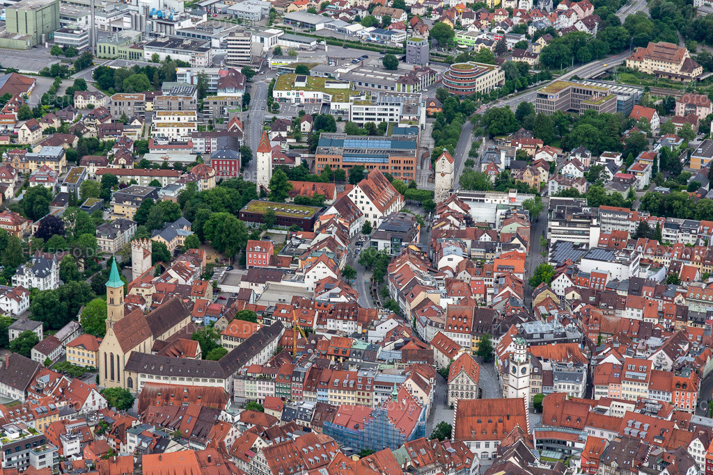 Historische Altstadt mit Evangelische Stadtkirche und  Untertor  www.ravensburg.de https://www.ravensburg-evangelisch.de/stadtkirche/ | Luftbild: Historische Altstadt mit Evangelische Stadtkirche und  Untertor  www.ravensburg.de https://www.ravensburg-evangelisch.de/stadtkirche/ in Ravensburg im Bundesland Baden-Württemberg in Deutschland. Foto: IMG_131957.jpg vom 26.05.2022 durch ©2025 Werner Riehm fly-foto.de/copyright - Realisiert mit Pictrs.com