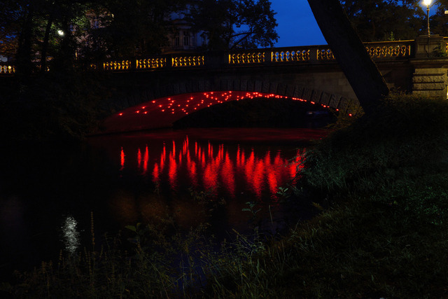Brücke in Braunschweig | rot beleuchtete Brücke über der Oker in Braunschweig