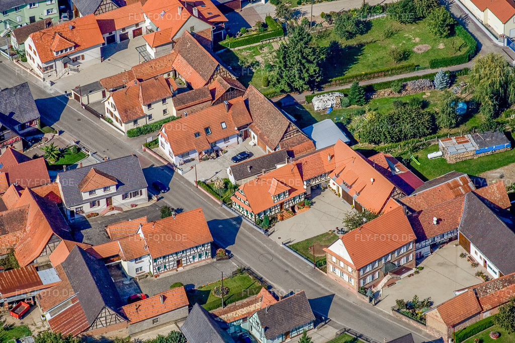 Luftbild: rue Principale von Südosten in Schleithal im Bundesland Bas-Rhin in Frankreich. – Foto: IMG_13597.jpg vom 28.09.2008 durch Werner Riehm/FLY-FOTO.de – Auflösung des Originals: 3456 x 2304 px