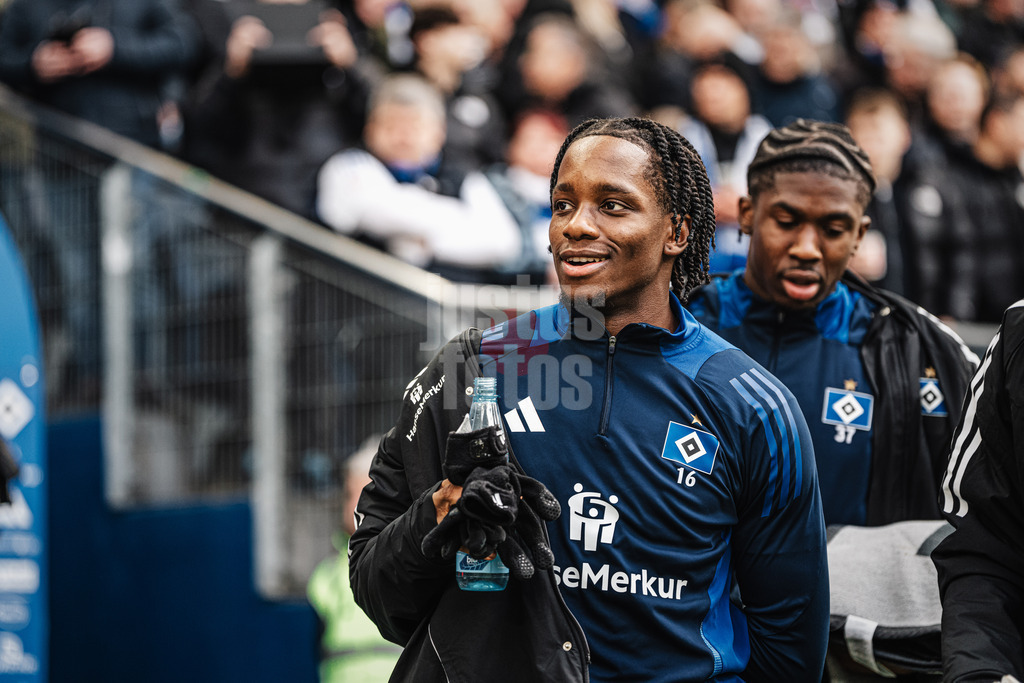 Fußball | Männer | Saison 2024/2025 | 2. Fußball-Bundesliga | 20. Spieltag | Hamburger SV vs. Hannover 96 | 02.02.2025 | Adedire Mebude (#16, HSV) vor dem Spiel