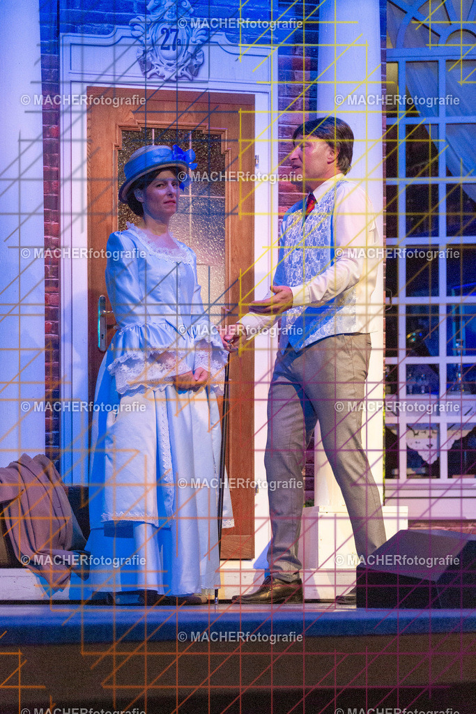 348_MFL-2025 | Portraitbilder von Regisseur; Darsteller; Techniker; Maske; Kostüme; Chor; Musiker; Bilderserie der Generalprobe und der Premierenvorstellung, Szenenbilder; Ausdrucksstudien; Bühnenüberblick; Bühnenkulissen; Pressefotos inkl. Redaktionsfoto Darstellergruppe.