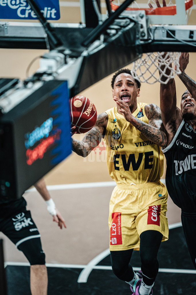 Basketball | Männer | Saison 2023/2024 | easyCredit Basketball Bundesliga | Veolia Towers Hamburg vs. EWE Baskets Oldenburg | 20.01.2024 | v.l. DeWayne Russell (#4, EWE Baskets Oldenburg) und William Christmas (#11, Veolia Towers Hamburg)