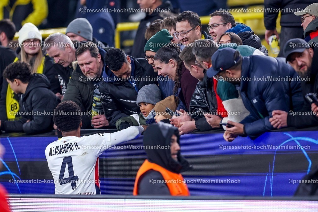 UCL04032501075 | 04.03.2025, Fußball, UEFA Champions League, Borussia Dortmund - OSC Lille, Signal Iduna Park, Runde der 16, Saison 2024 2025: Alexsandro Victor de Souza Ribeiro (LOSC Lille #4) macht nach dem Spiel Fotos mit Fans