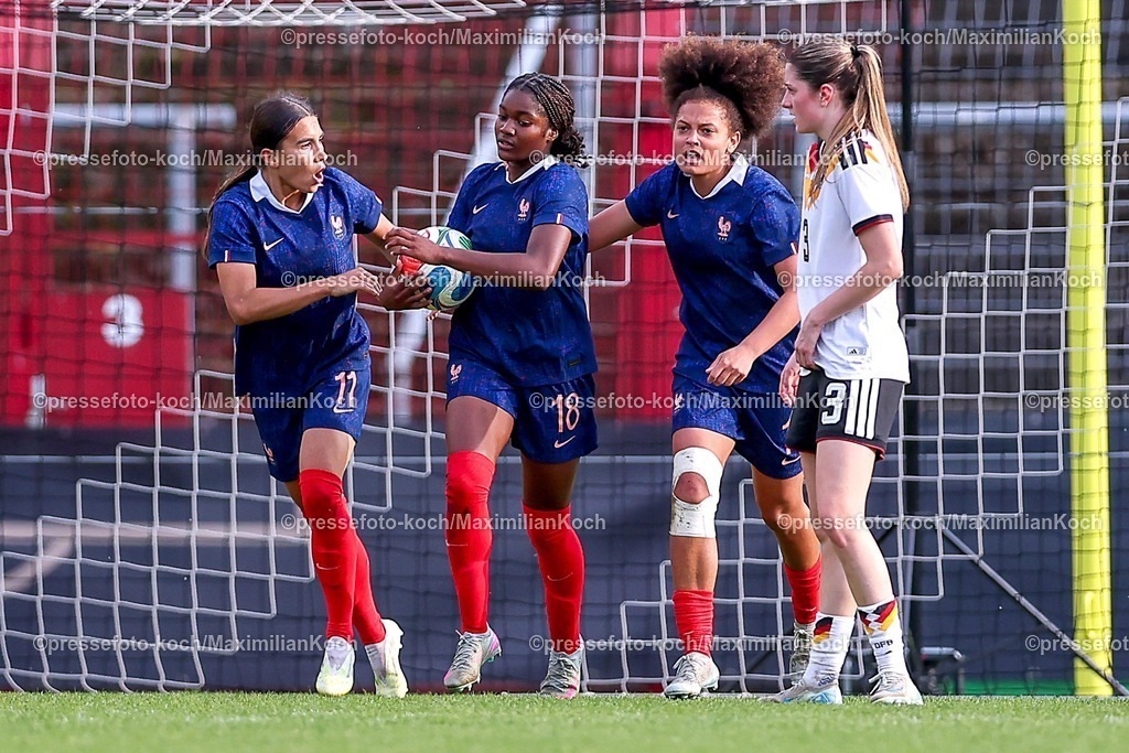 DFB16042601042 | 16.04.2026, Essen, Fußball, UEFA Womens UNDER 19 Championship qualification, Germany - France, Stadion Uhlenkrug, Saison 2025 / 2026: Torjubel nach dem Tor zum 1:1 durch Torschütze Lea Morissaint (Frankreich U19 #18) neben Justine Rouquet (Frankreich U19 #11) Ornella Graziani (Frankreich U19 #10)   DFB regulations prohibit any use of photographs as image sequences and or quasi-video.