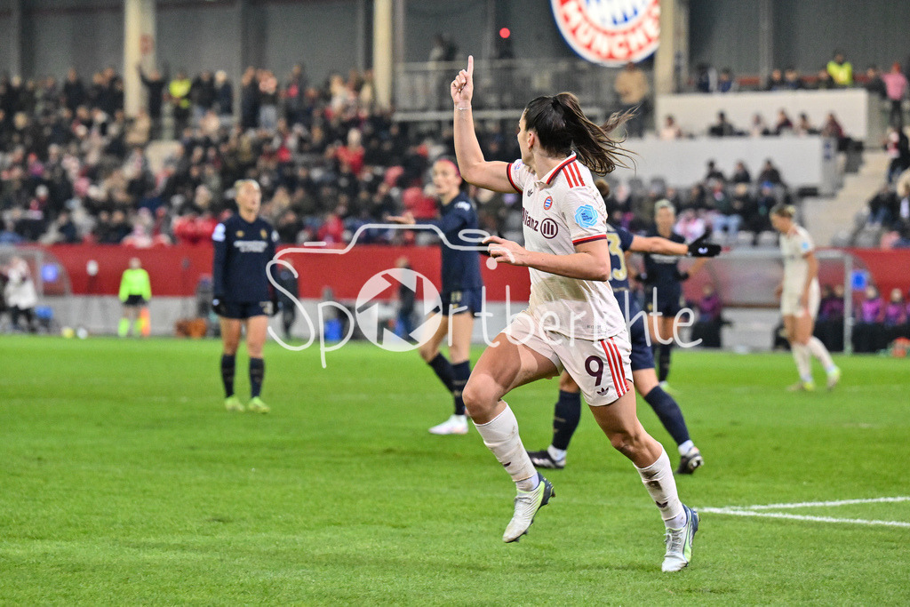 FC Bayern München Frauen - Juventus Turin Frauen | Jubel nach dem Treffer zum 1-0 fuer die FCB Frauen durch Jovana DAMNJAVOVIC (FCB #9) / Freude / Happy / Tor / Torschuetzin / Womens Champions League: FC Bayern Frauen - Juventus FC, FC Bayern Campus am 12.12.2024