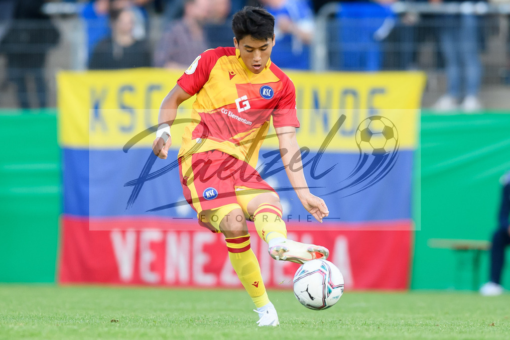 LOTKSC20210809_200 | Fussball, Herren: Kyoung-rok Choi (Karlsruher SC) in Aktion, am Ball, Einzelaktion beim Spiel der 1. Runde im DFB-Pokal zwischen SF Lotte und Karlsruher SC im Stadion am Lotter Kreuz am 09.08.2021 in Lotte, Deutschland.DFB / DFL REGULATIONS PROHIBIT ANY USE OF PHOTOGRAPHS AS IMAGE SEQUENCES AND/OR QUASI-VIDEO. - Realisiert mit Pictrs.com