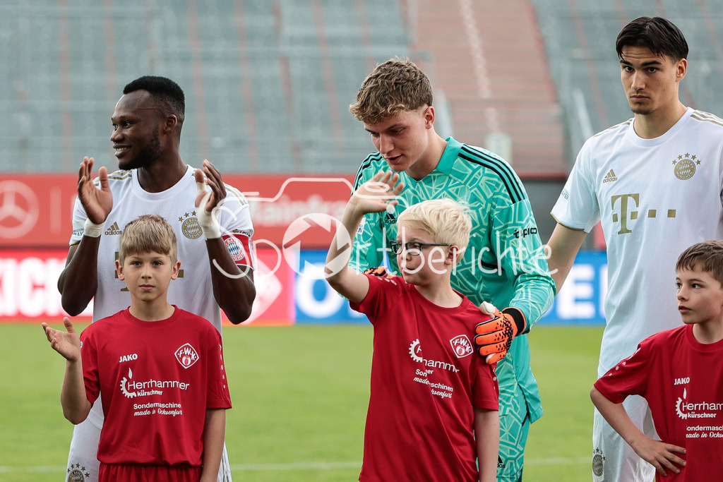 FC Würzburger Kickers - FC Bayern Amateure | Desire SEGBE AZANKPO (FCB #34) / Johannes SCHENK (FCB #18) und Antonio TIKVIC (FCB #20)