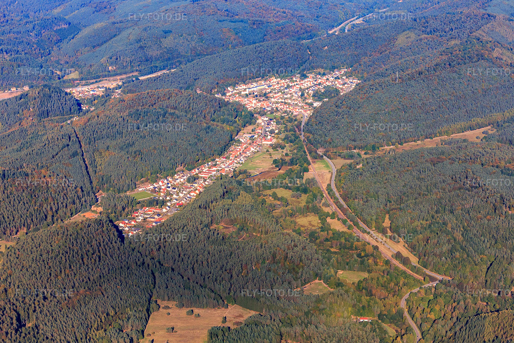 Luftbild: Ortsansicht von Süden in Hinterweidenthal im Bundesland Rheinland-Pfalz in Deutschland. Foto: IMG_095221.jpg vom 16.10.2016 durch Werner Riehm/FLY-FOTO.de