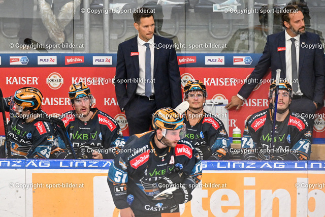 AUT, ICE, Black Wings Linz vs EC Villacher SV | 17.09.2023, Eishalle Linz, AUT, ICE Eishockey Liga, Black Wings Linz vs EC Villacher SV, im Bild Philipp Lukas, Head Coach EHC Black Wings Linz (BWL), Juergen Penker, Goaltending Coach Coach EHC Black Wings Linz (BWL)


// ICE win2day Hockey League Match between Black Wings Linz and EC Villacher SV in Linz, Austria on 2023/09/17
