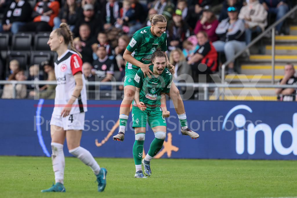 Fussball, Google Pixel Frauen-Bundesliga, Eintracht Frankfurt - SV Werder Bremen | v.li.:  Larissa Mühlhaus (SV Werder Bremen, 7) und Torschützin Sophie Weidauer (SV Werder Bremen, 9) mit Torjubel, Jubel, jubeln, jubelt, optimistisch, Spielszene, Highlight, Freude über das Tor zum 0:1, DIE DFB-RICHTLINIEN UNTERSAGEN JEGLICHE NUTZUNG VON FOTOS ALS SEQUENZBILDER UND/ODER VIDEOÄHNLICHE FOTOSTRECKEN. DFB REGULATIONS PROHIBIT ANY USE OF PHOTOGRAPHS AS IMAGE SEQUENCES AND/OR QUASI-VIDEO.