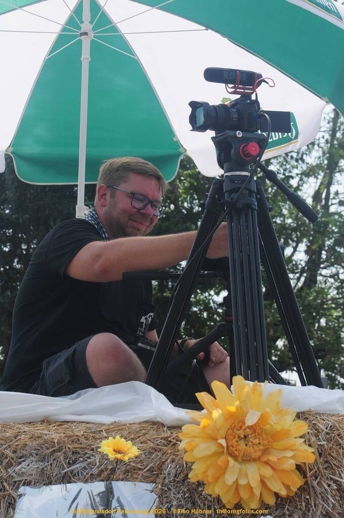 Geißmannsdorf-2026-Festumzug-038 | Festumzug in Geißmannsdorf bei Bischofswerda im Juni 2026. Fotografische Eindrücke und Momentaufnahmen vom Festumzug anläßlich des 800-jährigen Bestehens von Geißmannsdorf - mit Teilnehmern und Gästen, Strohpuppen und geschmückten Vorgärten und Grundstücken - Realisiert mit Pictrs.com