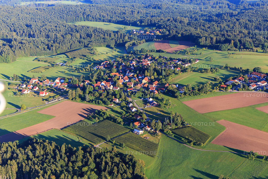 Luftbild: Ortsansicht von Süden im Ortsteil Morbach in Großerlach im Bundesland Baden-Württemberg in Deutschland. Foto: IMG_093726.jpg vom 23.08.2016 durch Werner Riehm/FLY-FOTO.de