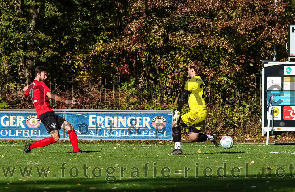 2023-11-05_092_FC_Herzogstadt_gegen_TuS_Oberding | Erding, Deutschland, 05.11.2023:
Fußball, Kreisklasse 2023 / 2024, 14. Spieltag, FC Herzogstadt gegen TuS Oberding, Endergebnis: 4:5

Torschuss zum 1:4 durch Markus Weber (TuS Oberding, #12)
Markus Weber (TuS Oberding, #12), Torwart Florian Leininger (FC Herzogstadt, #22)

Foto: Christian Riedel / fotografie-riedel.net