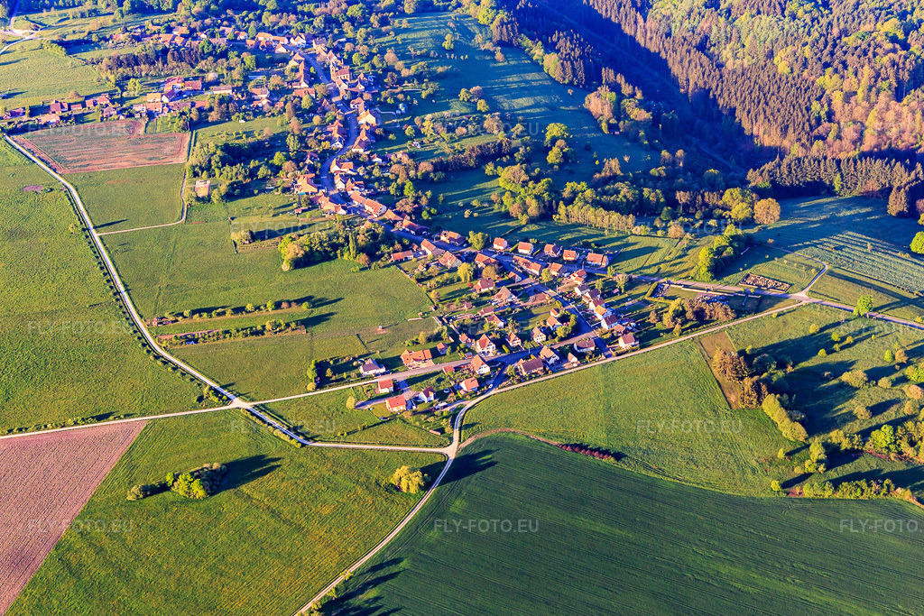 Vue aérienne: Vue d'ensemble du village le matin depuis le nord à Struth dans le département Bas Rhin, France. Photo: IMG_145918.jpg prise le 01/05/2025 par Werner Riehm/FLY-FOTO.eu – Résolution de l'original: 5250 x 3500 px