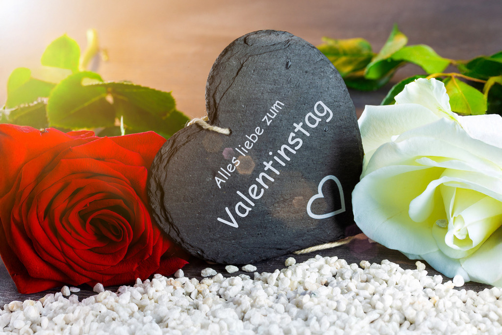 Valentinsgrüße: Herz mit der Aufschrift ALLES LIEBE ZUM VALENTINSTAG neben einer roten und einer weißen Rose | Valentinsgrüße: Herz mit der Aufschrift ALLES LIEBE ZUM VALENTINSTAG neben einer roten und einer weißen Rose - Realisiert mit Pictrs.com