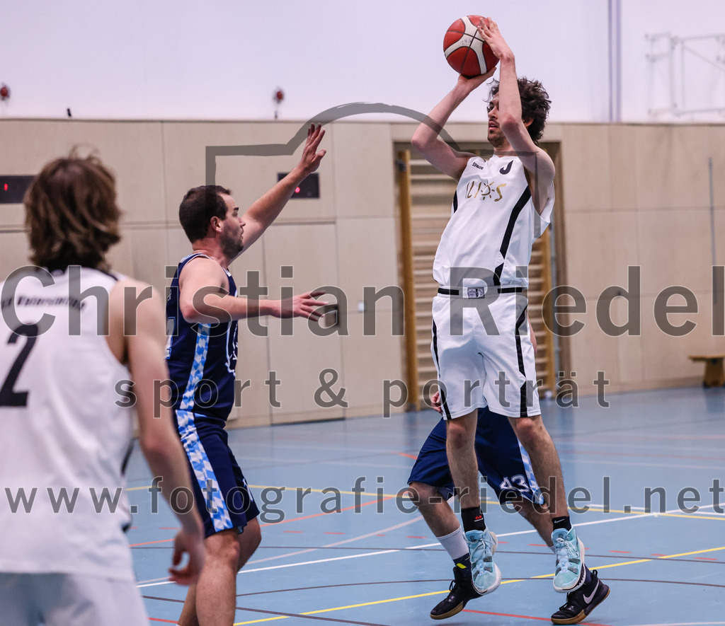 2022-04-03_063_TSV_Vaterstetten_gegen_SV_Weissblau-Allianz_Muenchen | Vaterstetten, Deutschland, 03.04.2022:
Basketball, Bezirksoberliga Herren 2021 / 2022, 14. Spieltag, TSV Vaterstetten gegen SV Weißblau-Allianz München, Endergebnis: 86:54

Lionel Winter (TSV Vaterstetten, #2), Luca Maurice Kohll (TSV Vaterstetten, #10), Maximilian Tedschemacher (SV Weißblau-Allianz München, #43)

Foto: Christian Riedel / fotografie-riedel.net