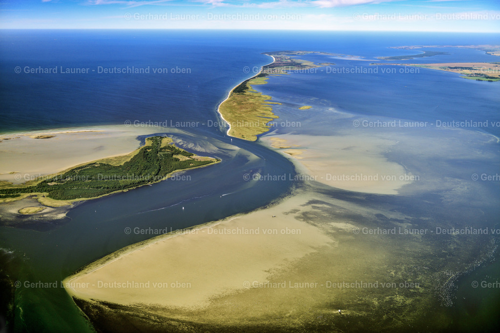 3638088 | Nationalpark Vorpommersche Bodenlandschft, INSEL HIDDENSEE 25.08.2016 Sandbank- Landfläche entlang der Fahrrinne zwischen der Insel Hiddensee und der Halbinsel Bock an der Ostseeküste im Bundesland Mecklenburg-Vorpommern, Deutschland. // Sandbank land area along the fairway between the island of Hiddensee and the peninsula of Bock on the Baltic Sea coast in the state of Mecklenburg - Western Pomerania, Germany. Foto: Gerhard Launer