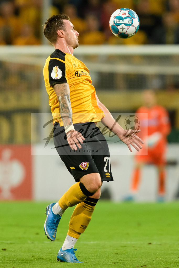 DREPAD20210806_155 | Fussball, Herren: Michael Sollbauer (SG Dynamo Dresden) in Aktion, am Ball, Einzelaktion beim Spiel der 1. Runde im DFB-Pokal zwischen SG Dynamo Dresden und SC Paderborn 07 im Rudolf-Harbig-Stadion am 06.08.2021 in Dresden, Deutschland.DFB / DFL REGULATIONS PROHIBIT ANY USE OF PHOTOGRAPHS AS IMAGE SEQUENCES AND/OR QUASI-VIDEO. - Realisiert mit Pictrs.com