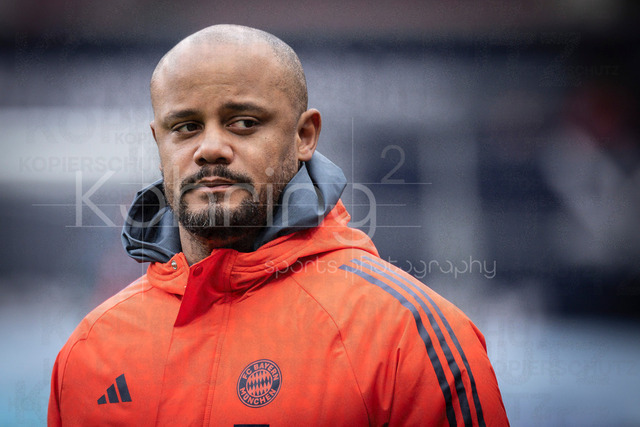 German Bundesliga, Bayer 04 Leverkusen vs. FC Bayern München, 14.03.2026 | LEVERKUSEN, GERMANY - MARCH 14:  Vincent Kompany (Head Coach FC Bayern Muenchen) before the German Bundesliga match on gameday 26 between Bayer 04 Leverkusen vs. FC Bayern München at BayArena on March 14, 2026 in Leverkusen, Germany. DFL REGULATIONS PROHIBIT ANY USE OF PHOTOGRAPHS AS IMAGE SEQUENCES AND/OR QUASI-VIDEO.