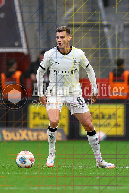 Bayer 04 Leverkusen vs Borussia Mönchengladbach - Bundesliga  | Leverkusen, Deutschland, 21.09.25:   Yannik Engelhardt (Borussia Mönchengladbach) in Aktion am Ball, Einzelaktion waehrend des Spiels der Bundesliga zwischen  Bayer 04 Leverkusen vs Borussia Mönchengladbach in der BayArena(Foto von Brauer-Fotoagentur / Adrian Schlueter)