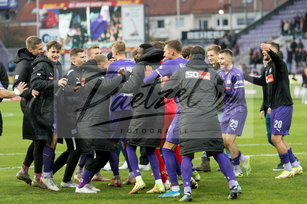 OSNTSV20211106_177 | Fussball, Herren: . Spieler vom VfL Osnabrueck Schlussjubel, jubelt nach dem 3:1 Sieg bei dem Spiel der 3. Liga zwischen VfL Osnabrueck und TSV 1860 Muenchen im Stadion an der Bremer Bruecke am 06.11.2021 in Osnanbrueck, Deutschland.DFB / DFL REGULATIONS PROHIBIT ANY USE OF PHOTOGRAPHS AS IMAGE SEQUENCES AND/OR QUASI-VIDEO. - Realisiert mit Pictrs.com