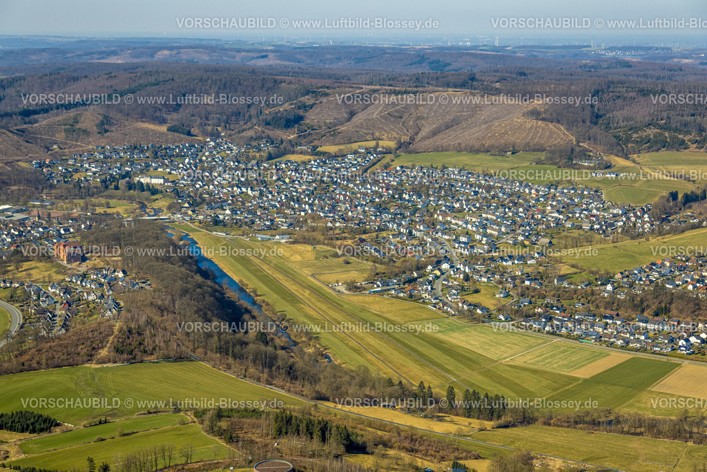Arnsberg250305104Oeventrop | Luftbild, Wohngebiet Ortsansicht Ortsteil Oeventrop mit Segelfluggelände Oeventrop-Ruhrwiesen Flugplatz Luftsportclub LSC Oeventrop e.V am Fluss Ruhr, Waldgebiet Köhlerberg mit Waldschäden, Naturpark Arnsberger Wald, Glösingen, Arnsberg, Sauerland, Nordrhein-Westfalen, Deutschland