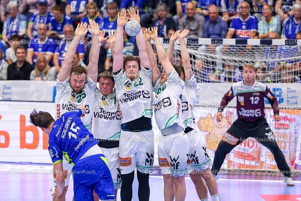 Gum30042601093 | 30.04.2026, Handball, 1. HBL, VfL Gummersbach - Frisch Auf! Göppingen, Saison 2025 / 2026 Herren, Schwalbe-Arena: Die Göppinger Mauer verteidigt beim Freiwurf von Miro Schluroff (VfL Gummersbach #15) das Tor  Ludvig Aström (Frisch Auf Göppingen #25)  Victor Klove (Frisch Auf Göppingen #07)  Erik Persson (Frisch Auf Göppingen #22) Elias Newel (Frisch Auf Göppingen #40)  Rutger ten Velde (Frisch Auf Göppingen #05) 