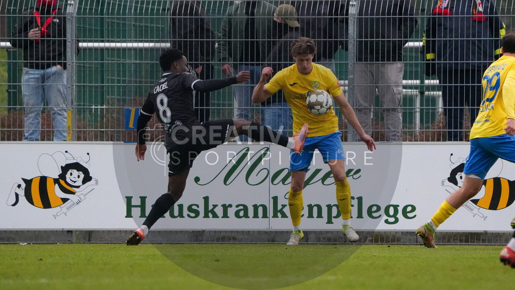 Fußball, Herren, Saison 2025/2026, Regionalliga Nordost, 18. Spieltag, FSV 63 Luckenwalde vs. FC Rot-Weiß Erfurt, Samstag 06.12.2025, Werner-Seelenbinder-Stadion Luckenwalde, | Fußball, Herren, Saison 2025/2026, Regionalliga Nordost, 18. Spieltag, FSV 63 Luckenwalde vs. FC Rot-Weiß Erfurt, Samstag 06.12.2025, Werner-Seelenbinder-Stadion Luckenwalde, Im Bild: Benjika Caciel (l. Erfurt) und Phillip König (r. Luckenwalde) - Realisiert mit Pictrs.com