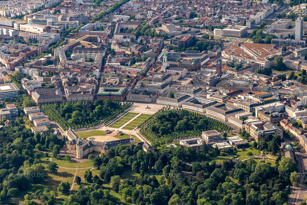 Luftbild: Schlossgarten im Ortsteil Innenstadt-West in Karlsruhe im Bundesland Baden-Württemberg in Deutschland. Foto: IMG_131571.jpg vom 22.05.2022 durch Werner Riehm/FLY-FOTO.deSchreiben